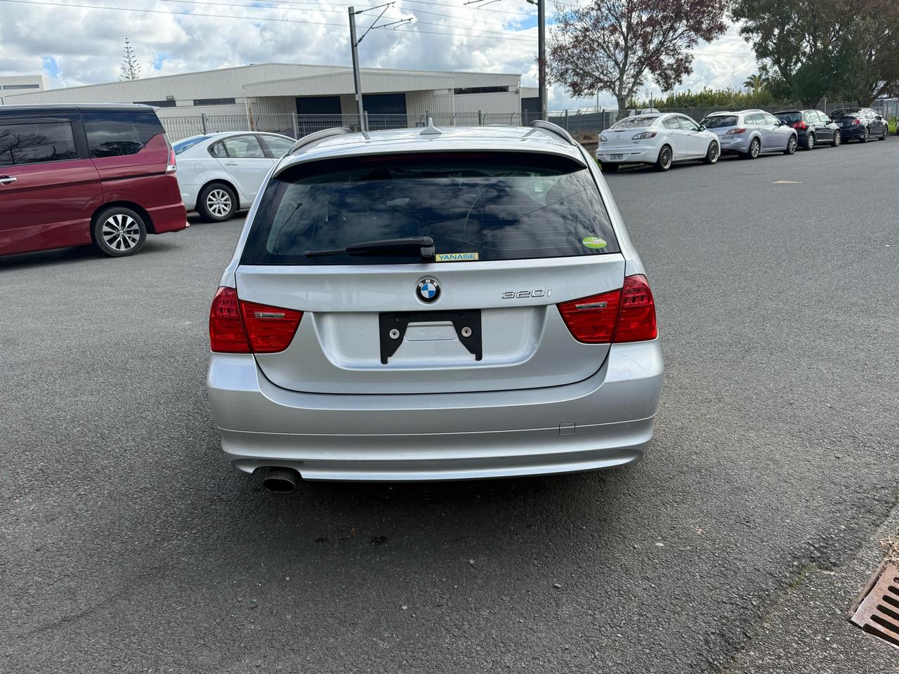 2012 BMW 320i thumbnail
