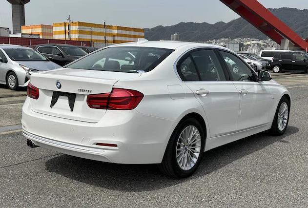 2016 BMW 320i thumbnail