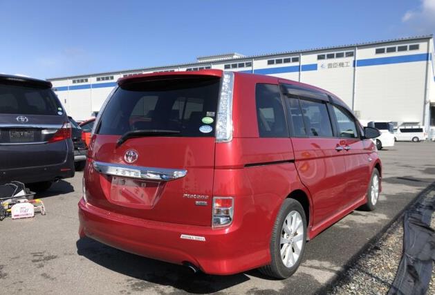 2013 Toyota Isis thumbnail