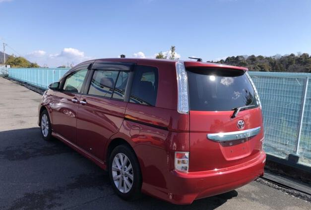 2013 Toyota Isis thumbnail