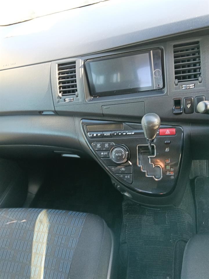 2013 Toyota Isis thumbnail