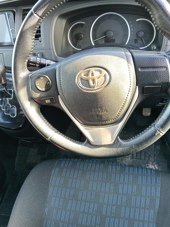 2013 Toyota Isis thumbnail