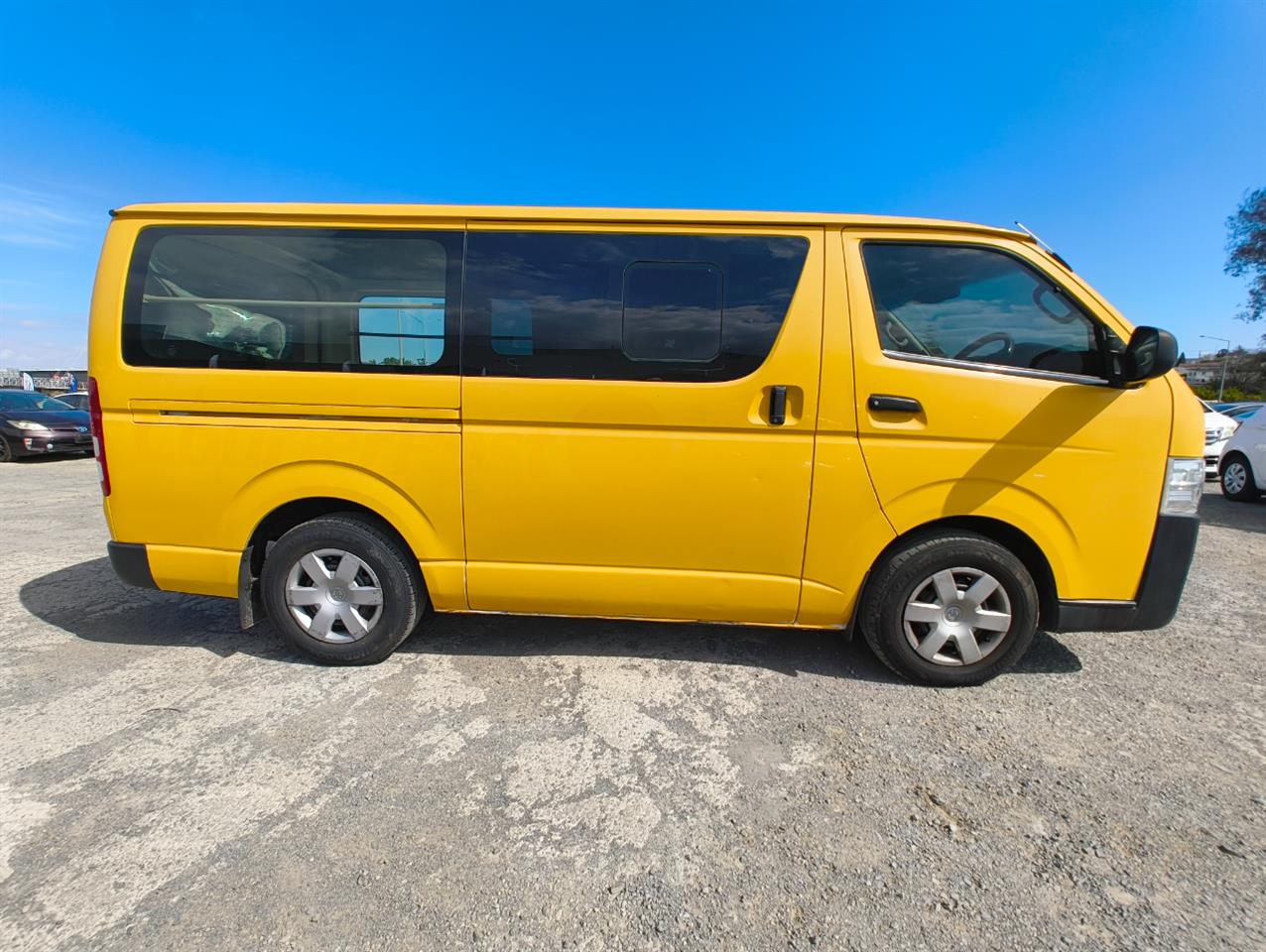 2015 Toyota Hiace thumbnail