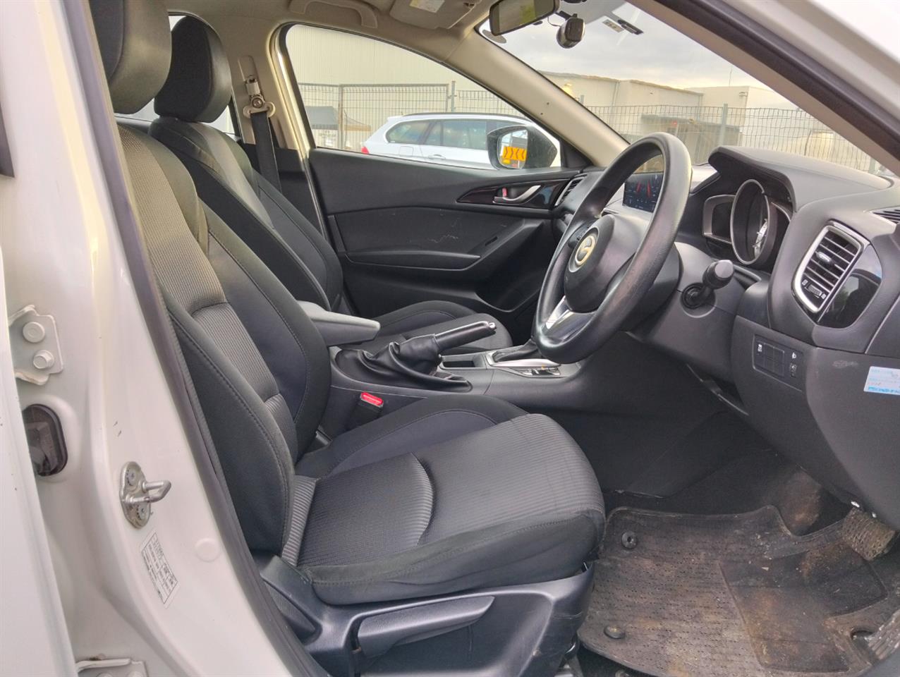 2016 Mazda Axela thumbnail