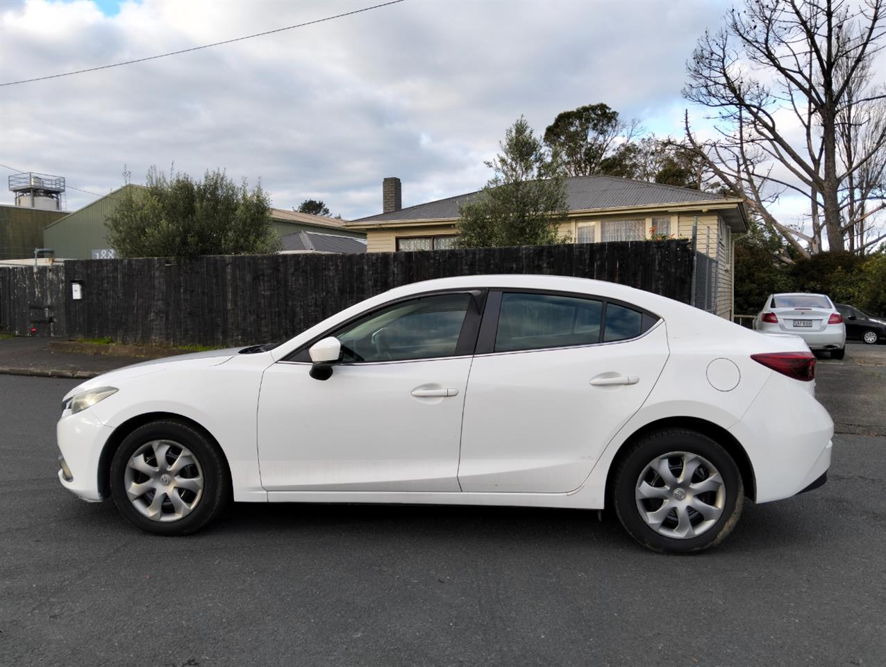 2016 Mazda Axela thumbnail