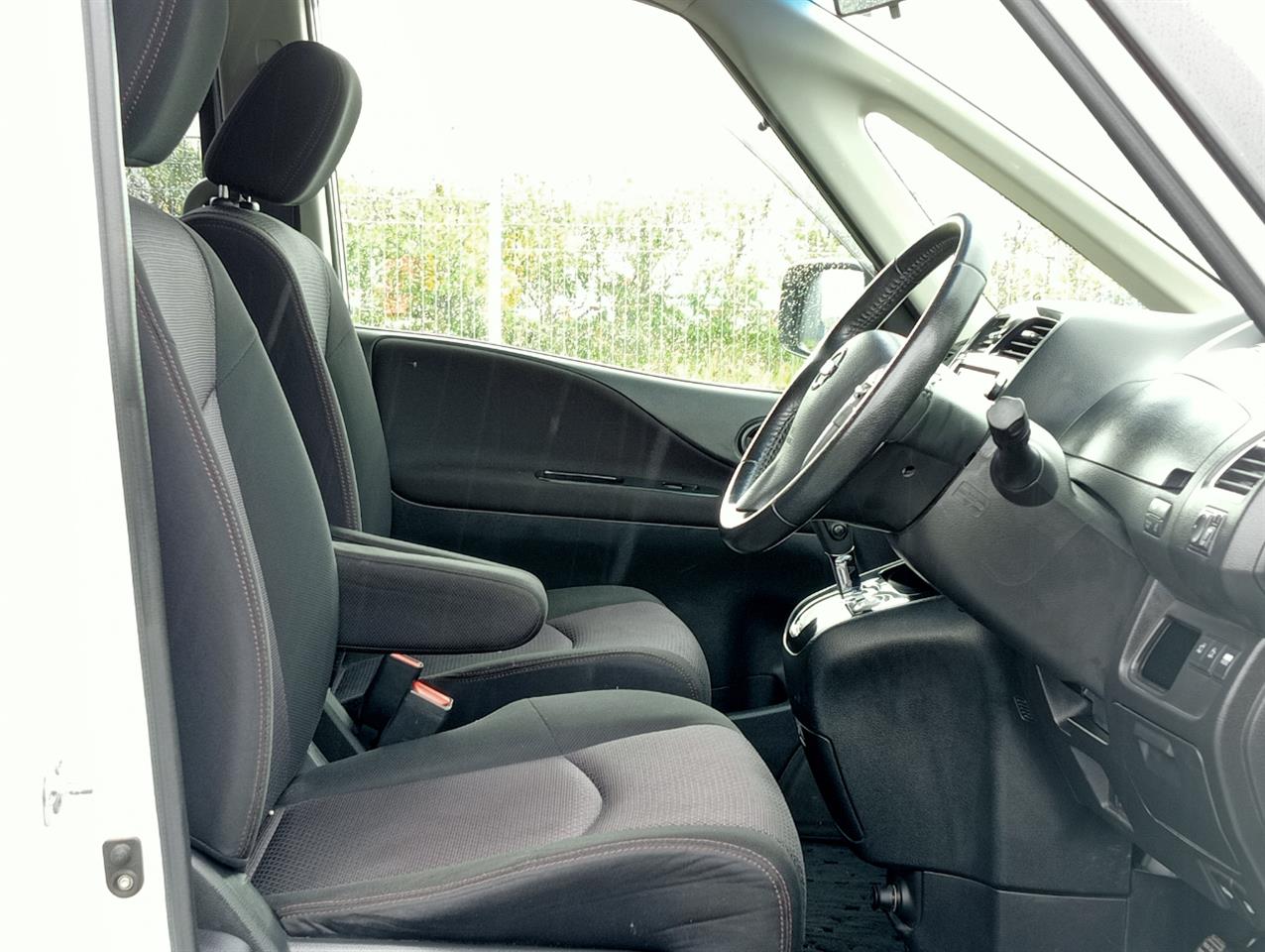 2013 Nissan Serena thumbnail
