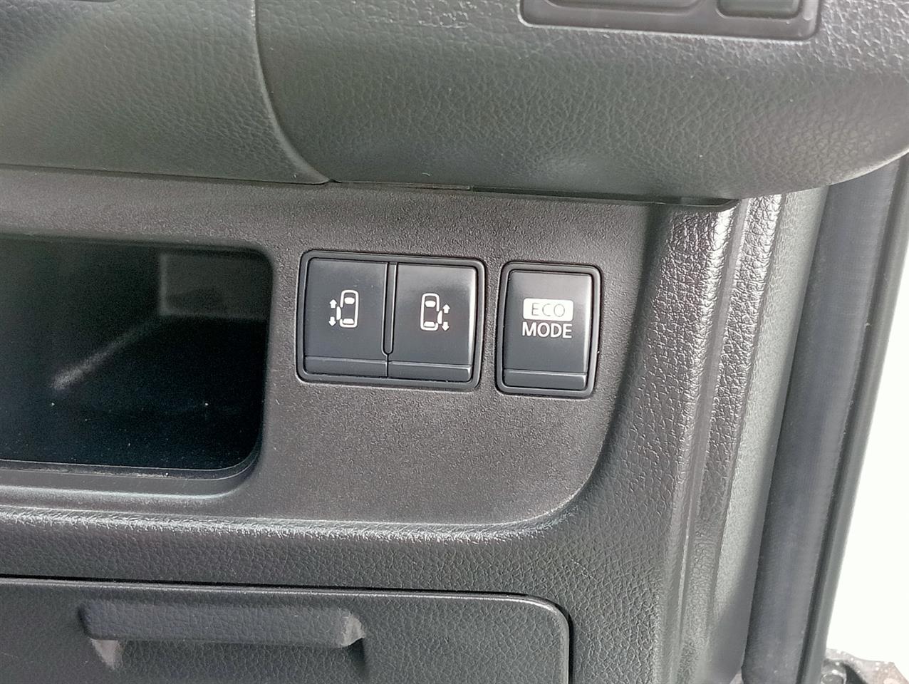 2013 Nissan Serena thumbnail