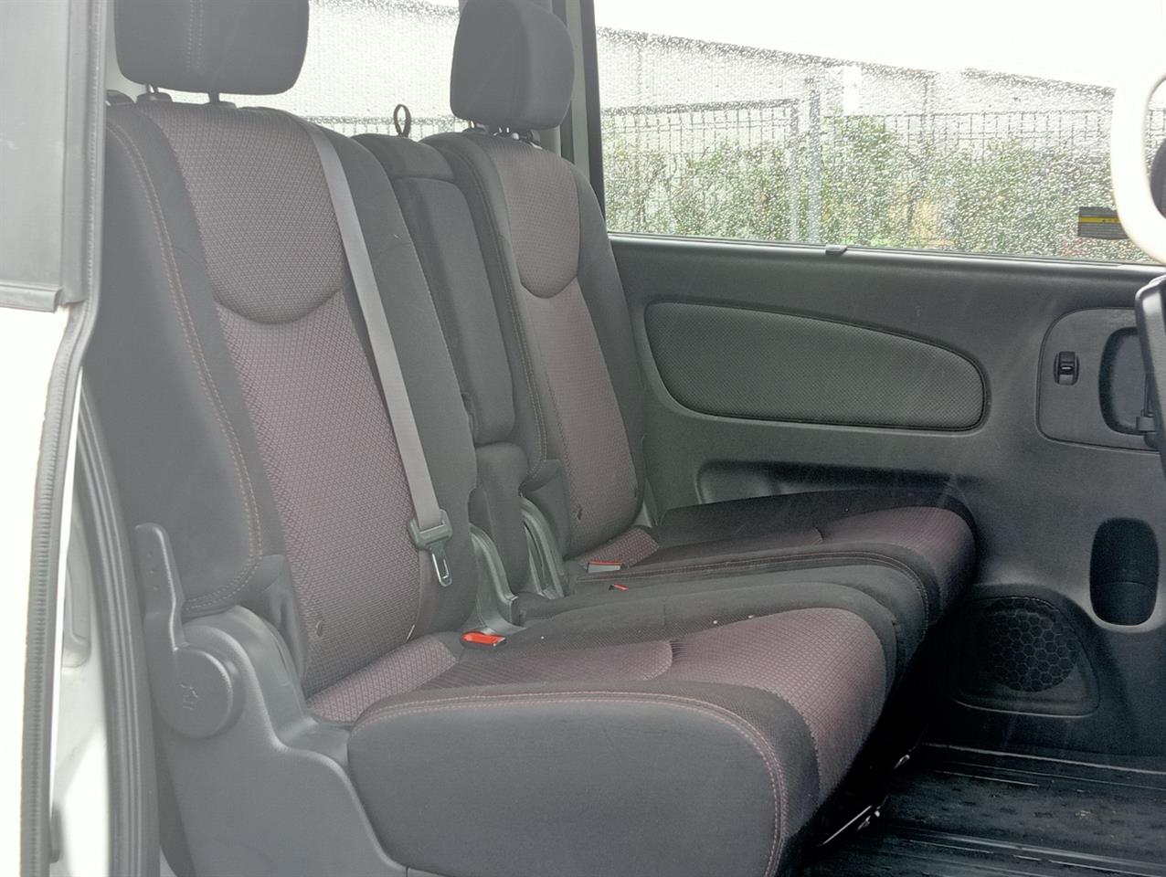 2013 Nissan Serena thumbnail