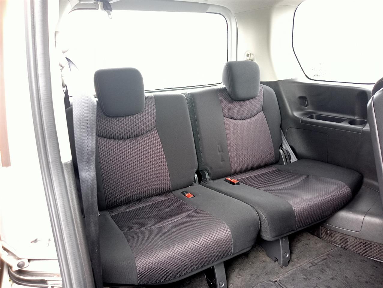 2013 Nissan Serena thumbnail