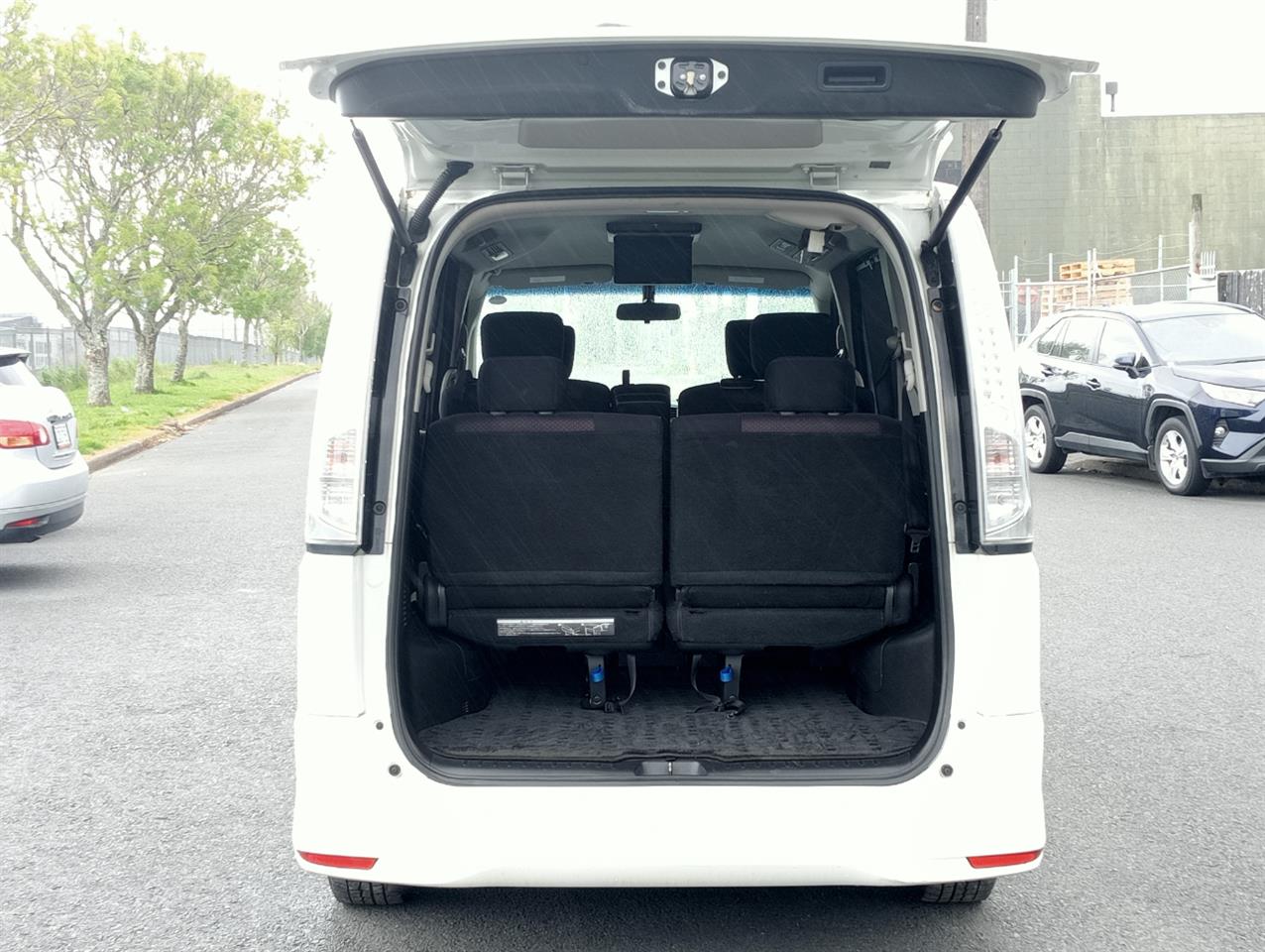 2013 Nissan Serena thumbnail