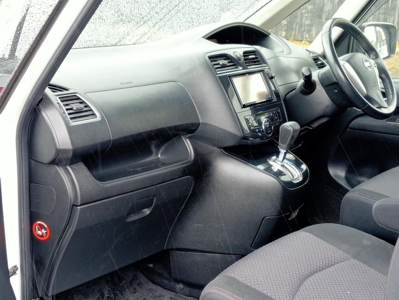 2013 Nissan Serena thumbnail