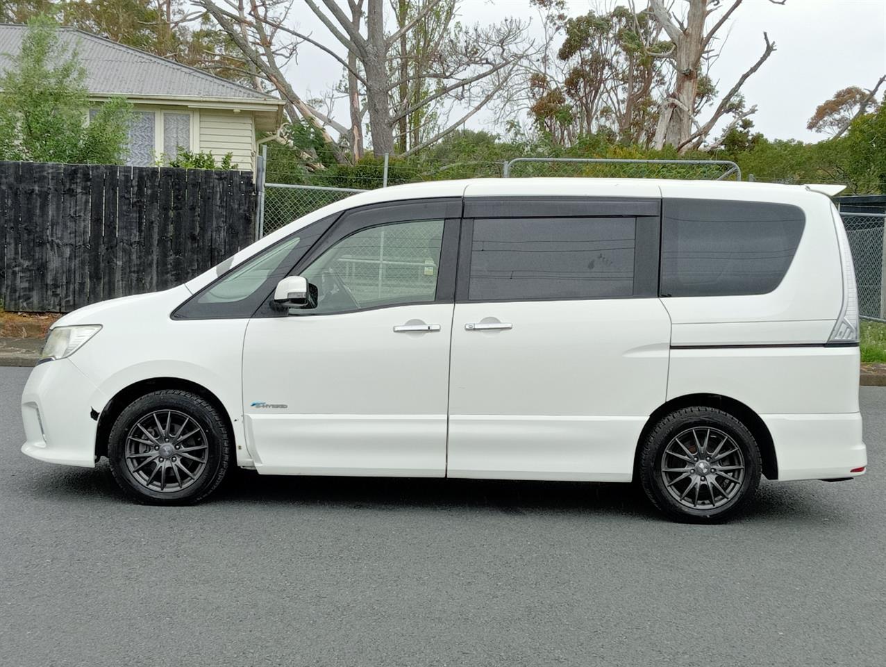 2013 Nissan Serena thumbnail