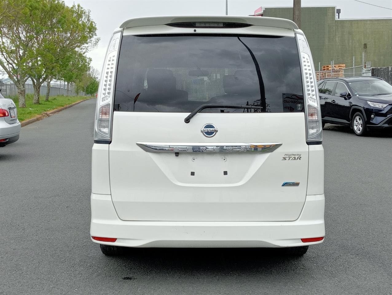 2013 Nissan Serena thumbnail