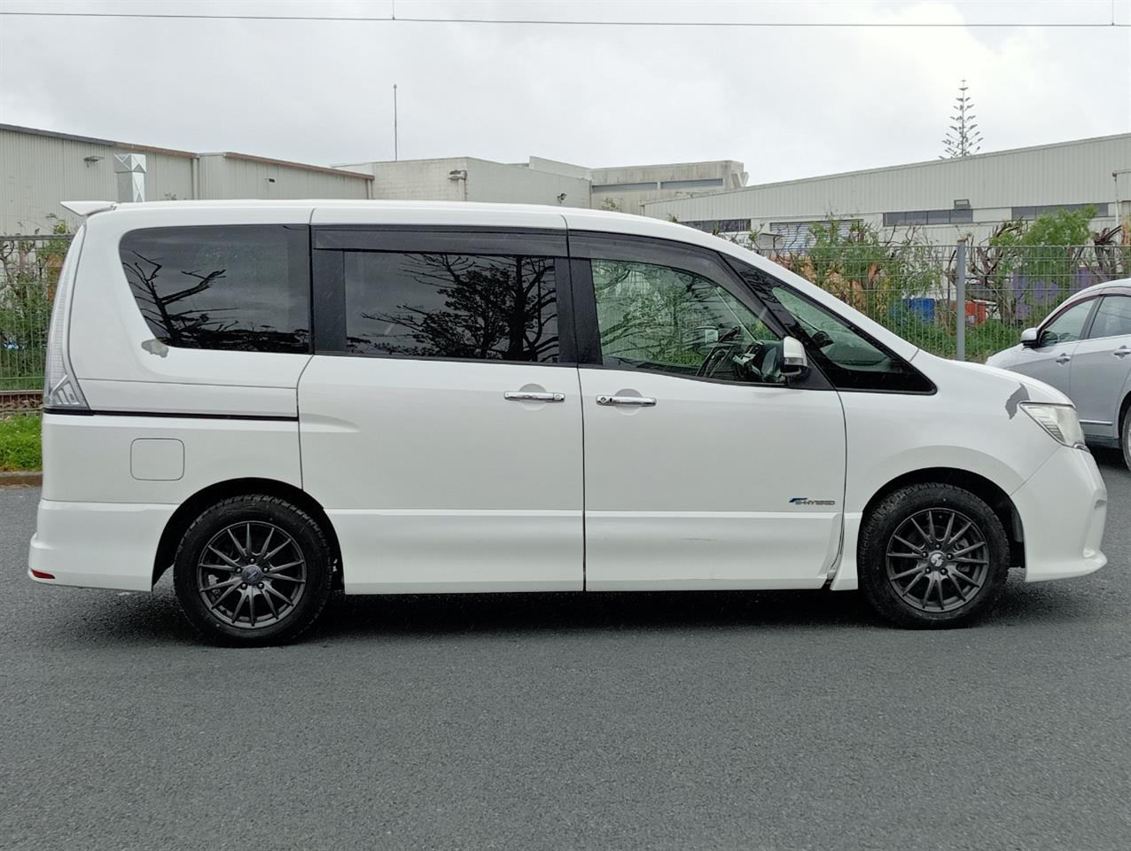 2013 Nissan Serena thumbnail