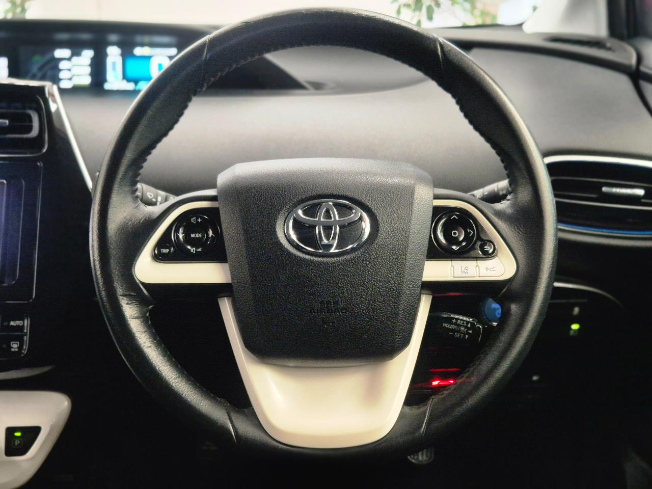 2016 Toyota Prius thumbnail