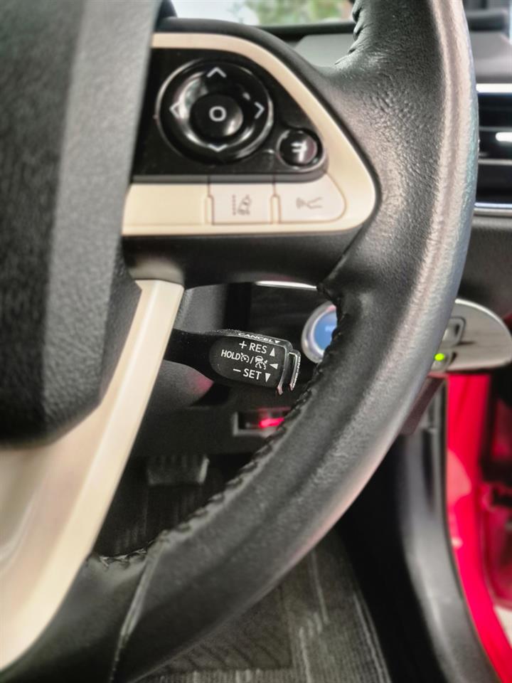 2016 Toyota Prius thumbnail