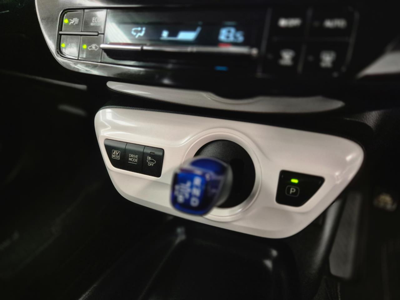 2016 Toyota Prius thumbnail