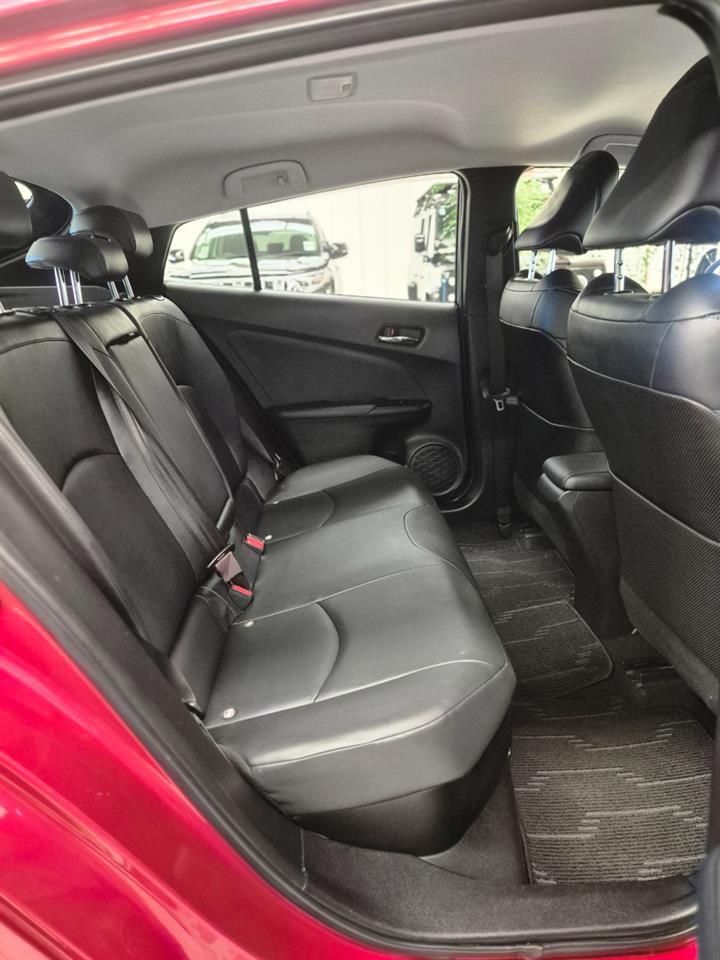 2016 Toyota Prius thumbnail