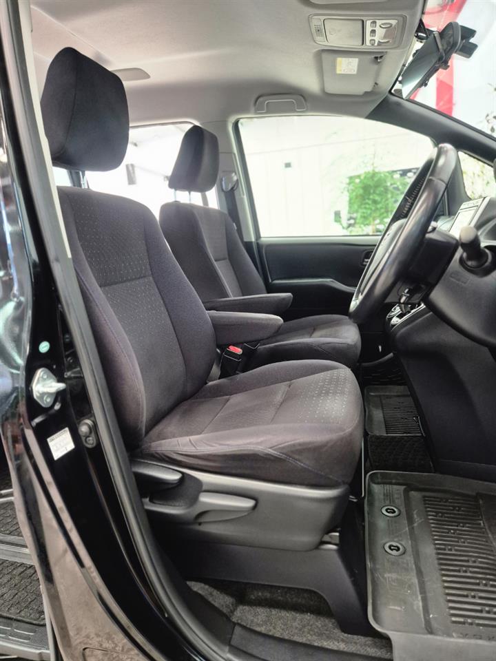 2014 Toyota Voxy thumbnail