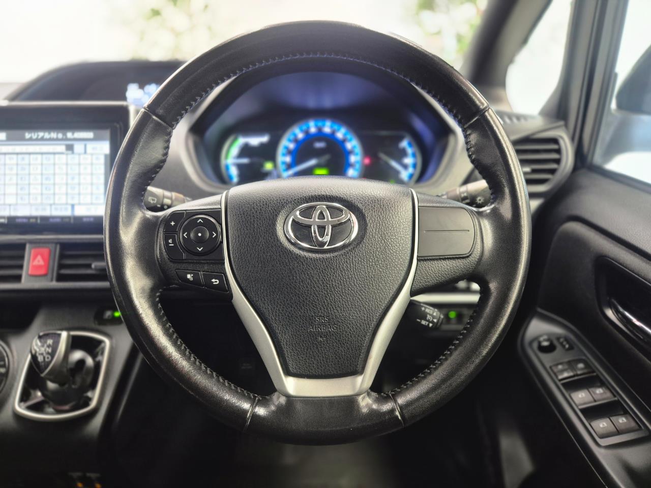 2014 Toyota Voxy thumbnail