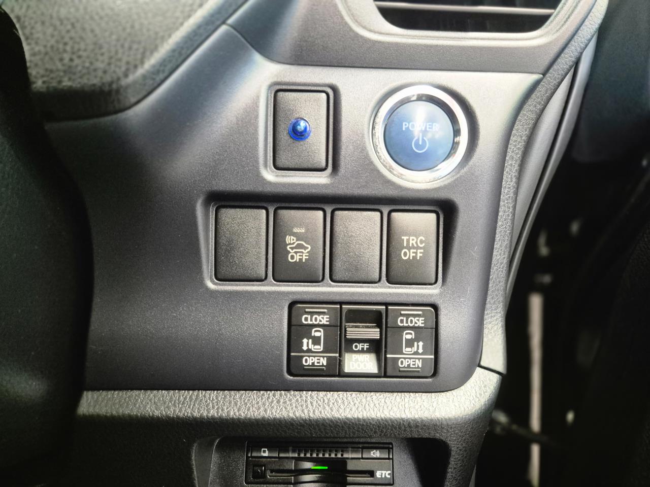 2014 Toyota Voxy thumbnail