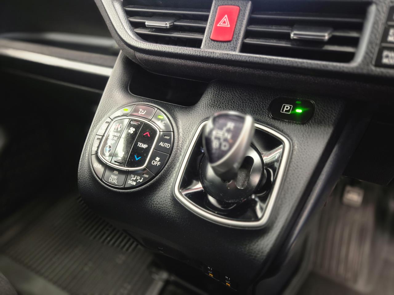 2014 Toyota Voxy thumbnail