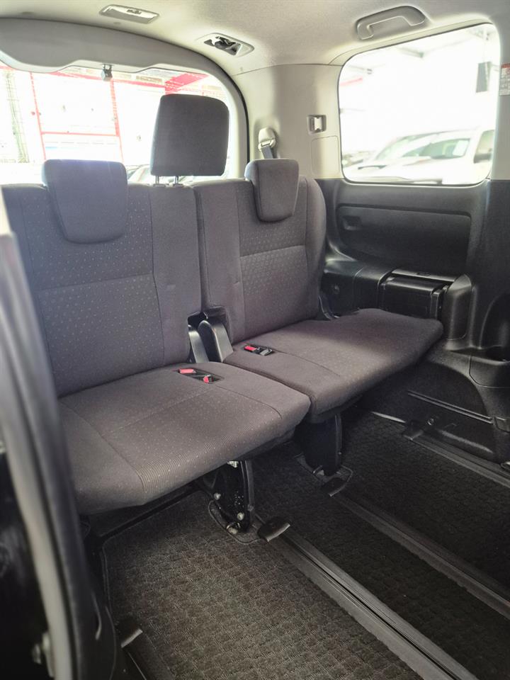2014 Toyota Voxy thumbnail
