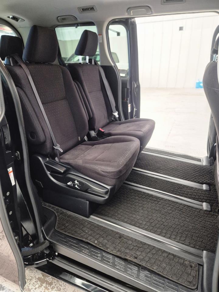 2014 Toyota Voxy thumbnail