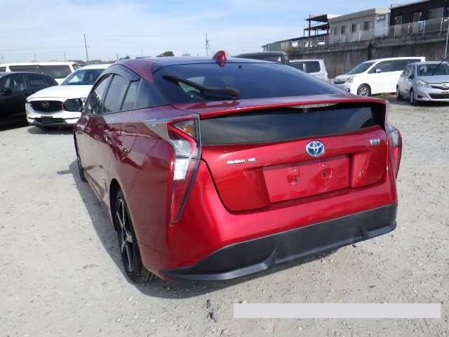 2016 Toyota Prius thumbnail