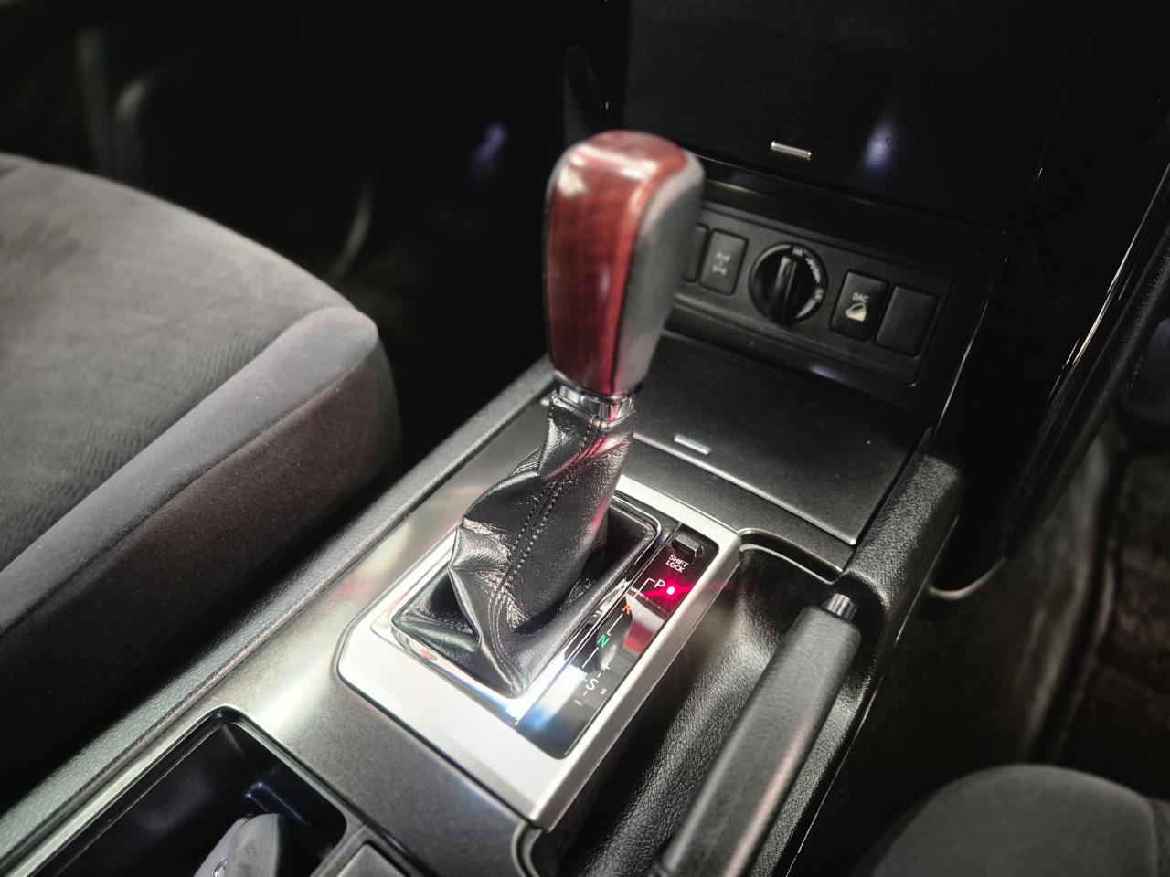 2016 Toyota Landcruiser thumbnail