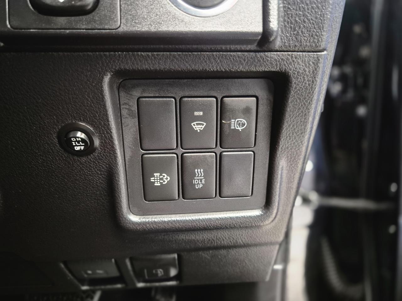 2016 Toyota Landcruiser thumbnail