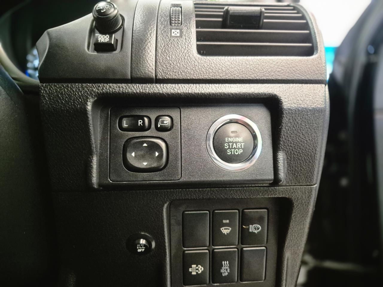 2016 Toyota Landcruiser thumbnail