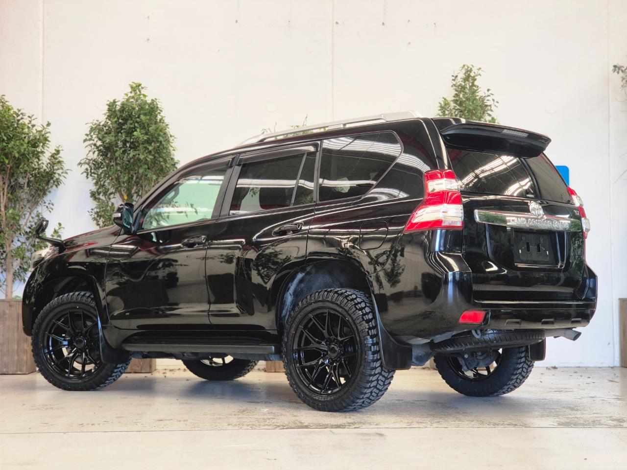 2016 Toyota Landcruiser thumbnail