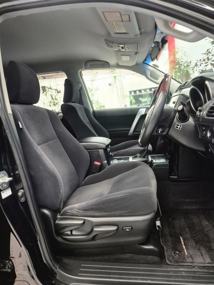 2016 Toyota Landcruiser thumbnail
