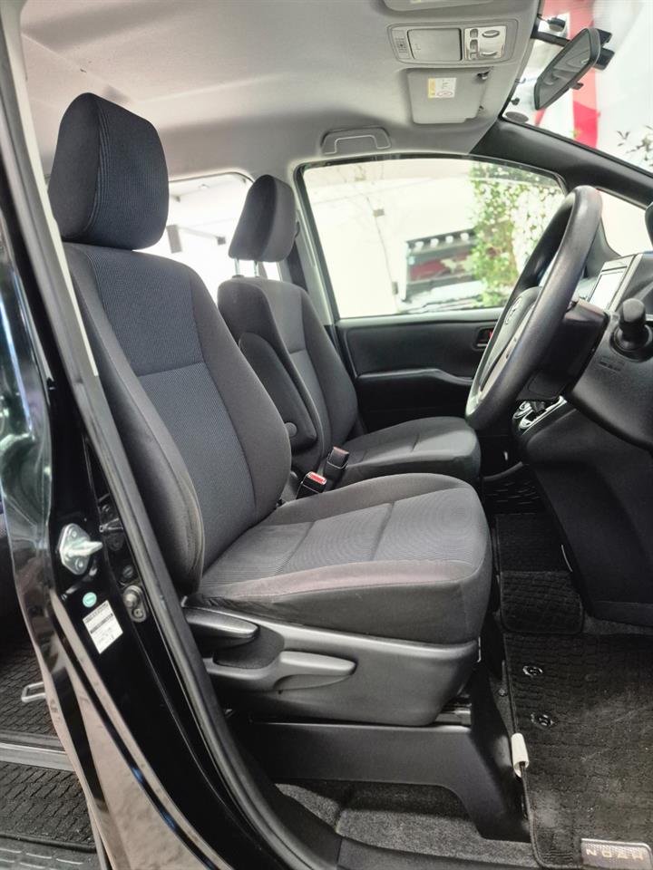 2014 Toyota Noah thumbnail