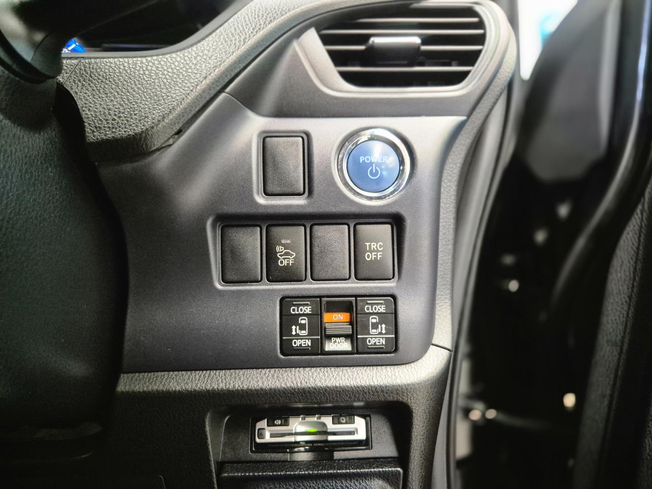 2014 Toyota Noah thumbnail