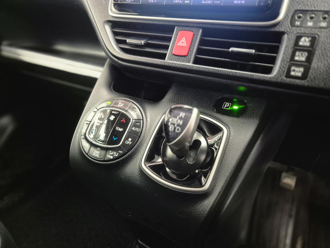2014 Toyota Noah thumbnail