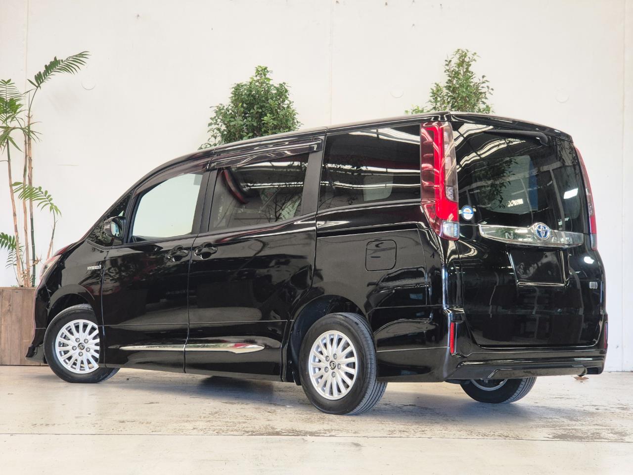 2014 Toyota Noah thumbnail