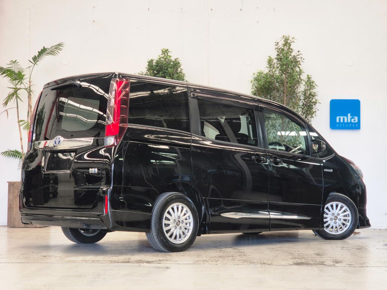 2014 Toyota Noah thumbnail