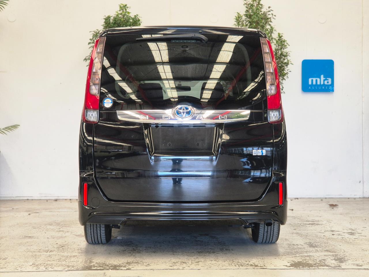 2014 Toyota Noah thumbnail