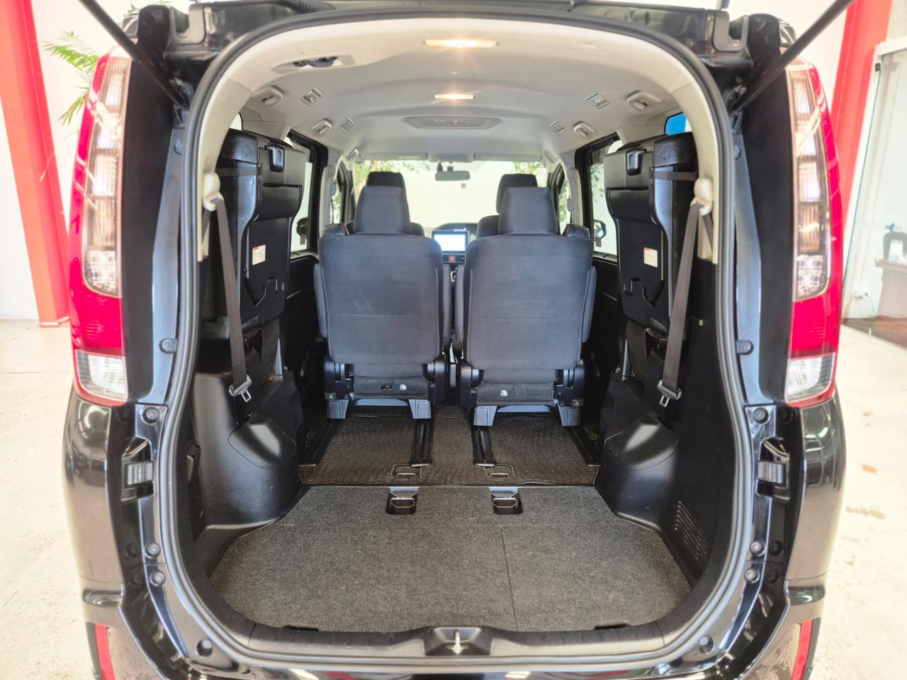 2014 Toyota Noah thumbnail