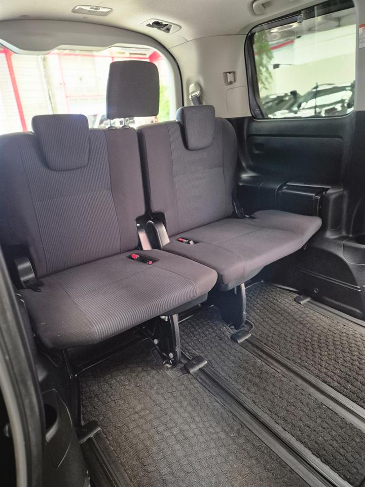2014 Toyota Noah thumbnail