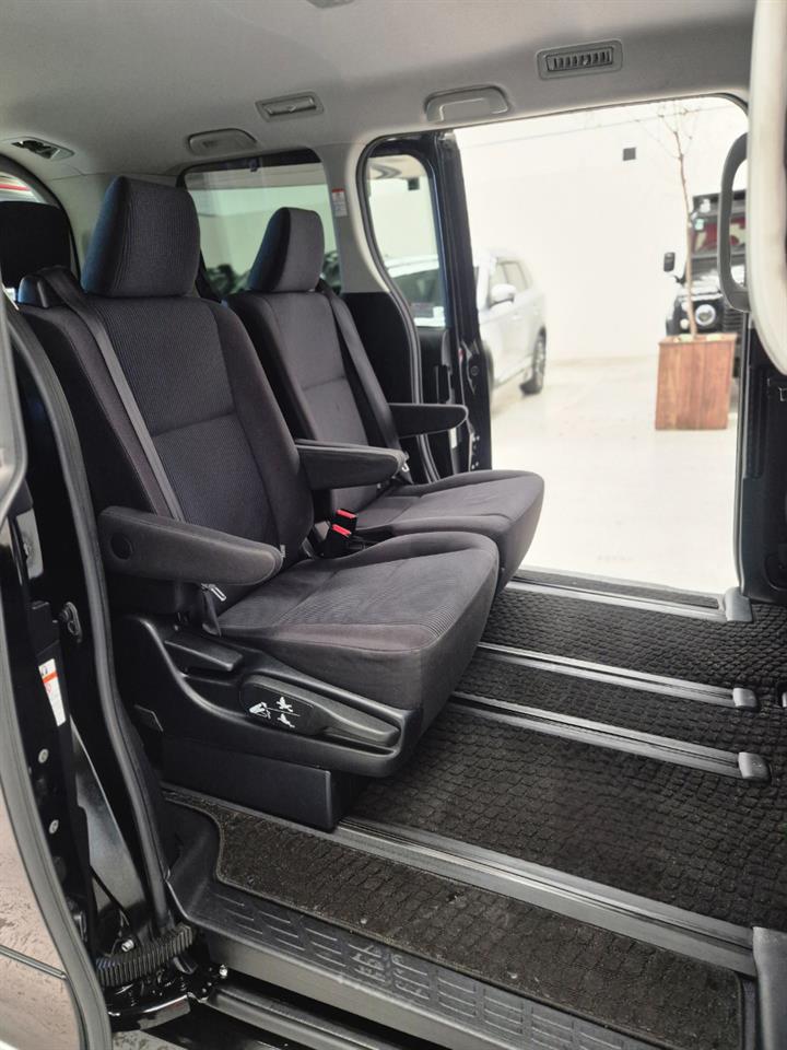 2014 Toyota Noah thumbnail
