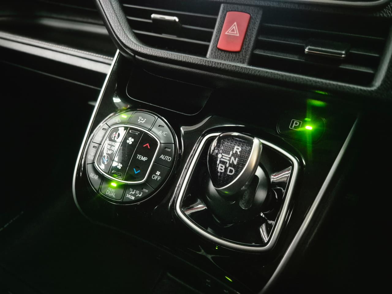 2015 Toyota ESQUIRE thumbnail