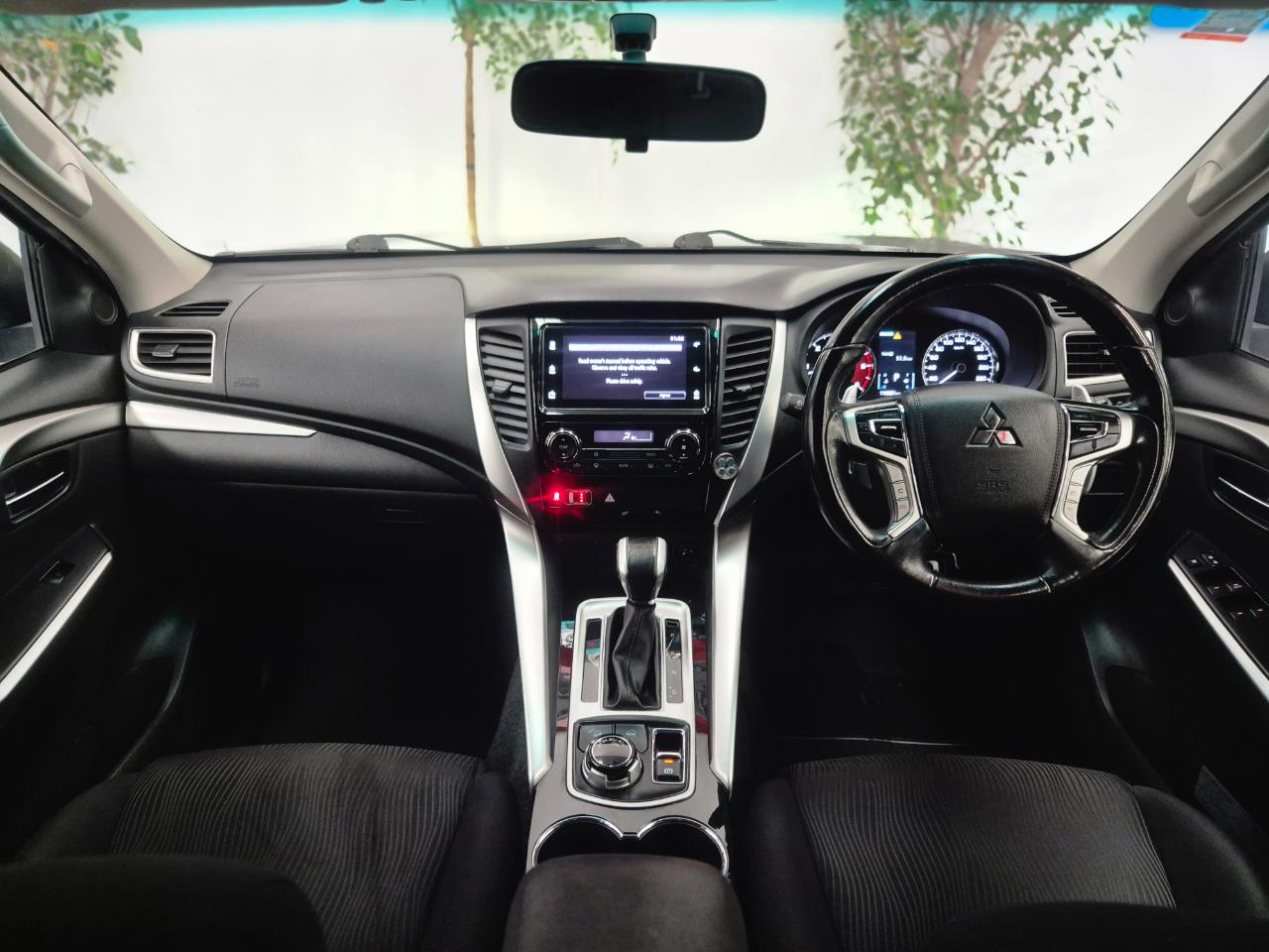 2017 Mitsubishi Pajero thumbnail