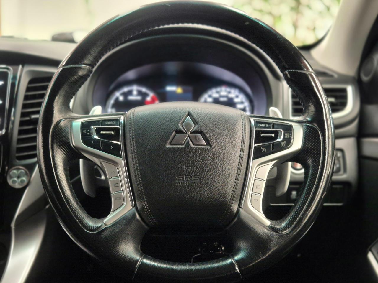 2017 Mitsubishi Pajero thumbnail