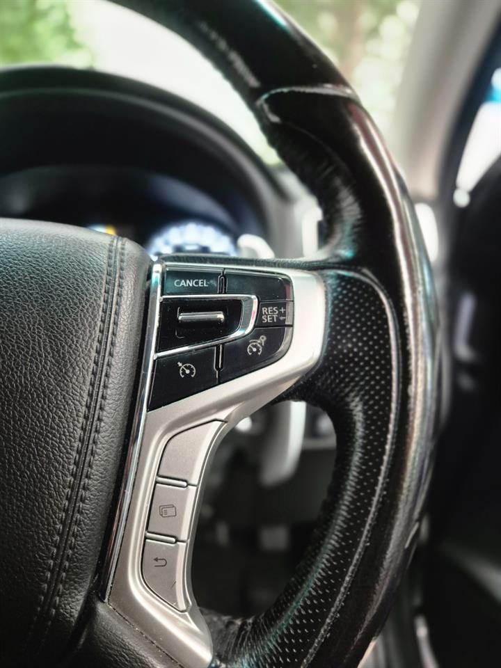 2017 Mitsubishi Pajero thumbnail