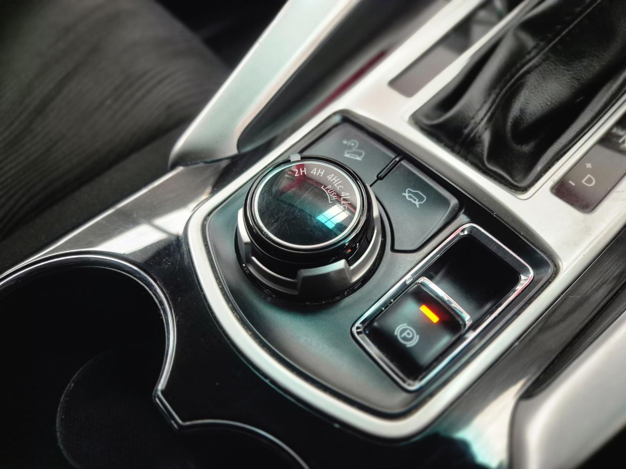 2017 Mitsubishi Pajero thumbnail