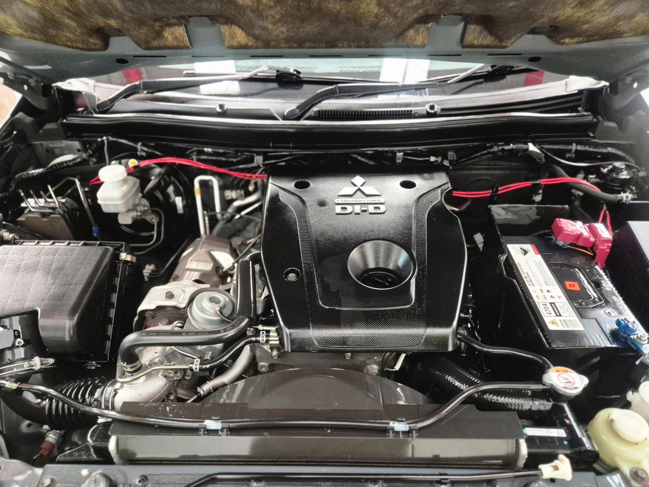 2017 Mitsubishi Pajero thumbnail
