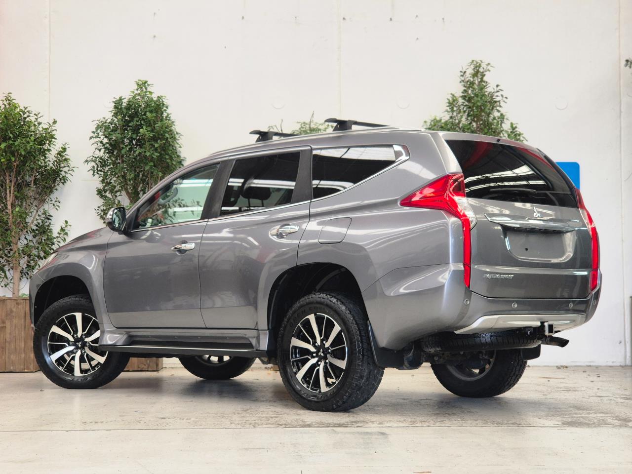 2017 Mitsubishi Pajero thumbnail